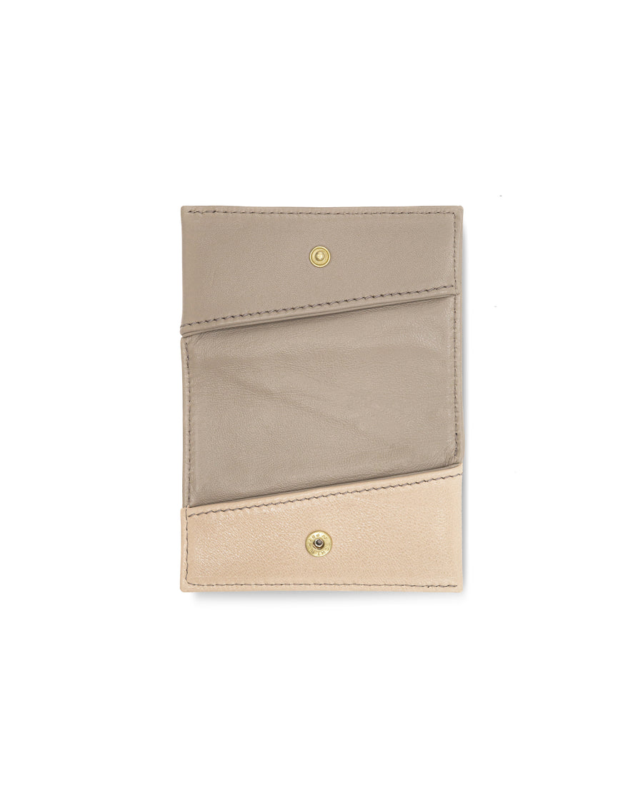 RECO Paris DIAGO card holder open with two compartments in grey and nude Nappa lambskin, lightweight and functional.